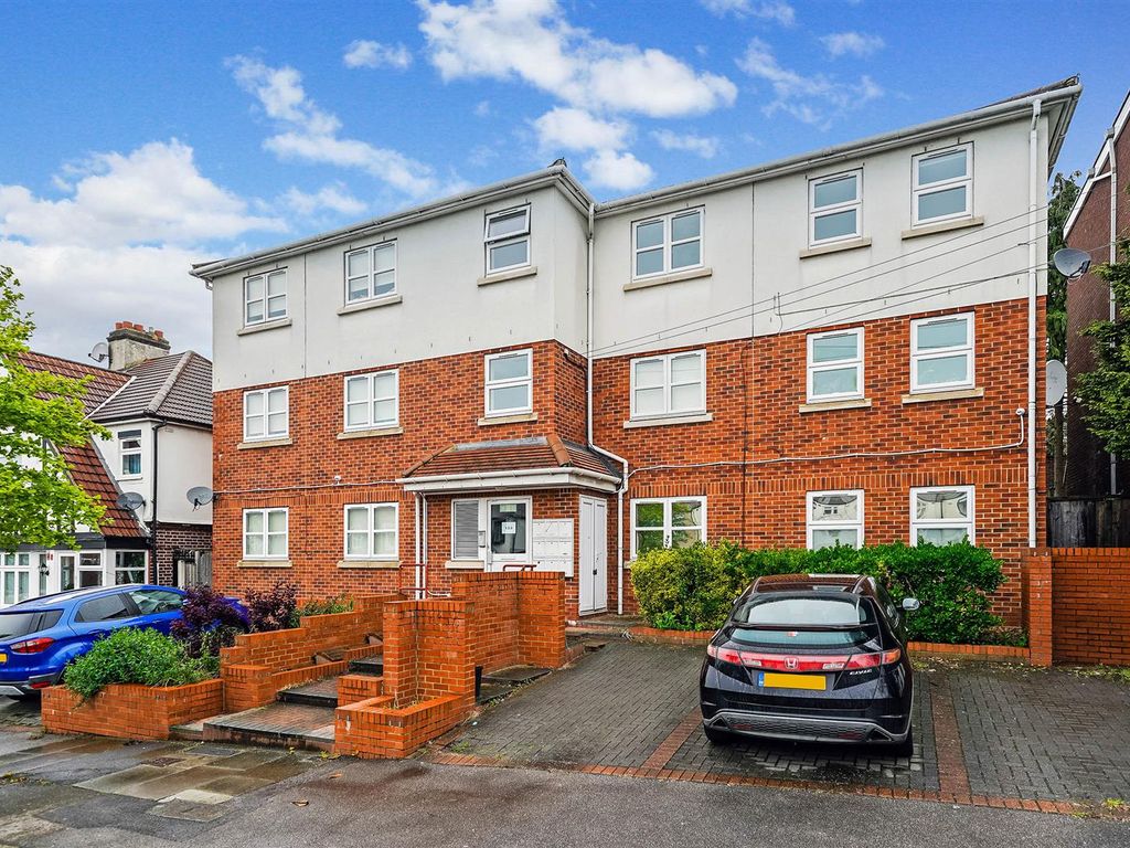 1 bed flat to rent in Wanstead Lane, Cranbrook, Ilford IG1, £1,195 pcm