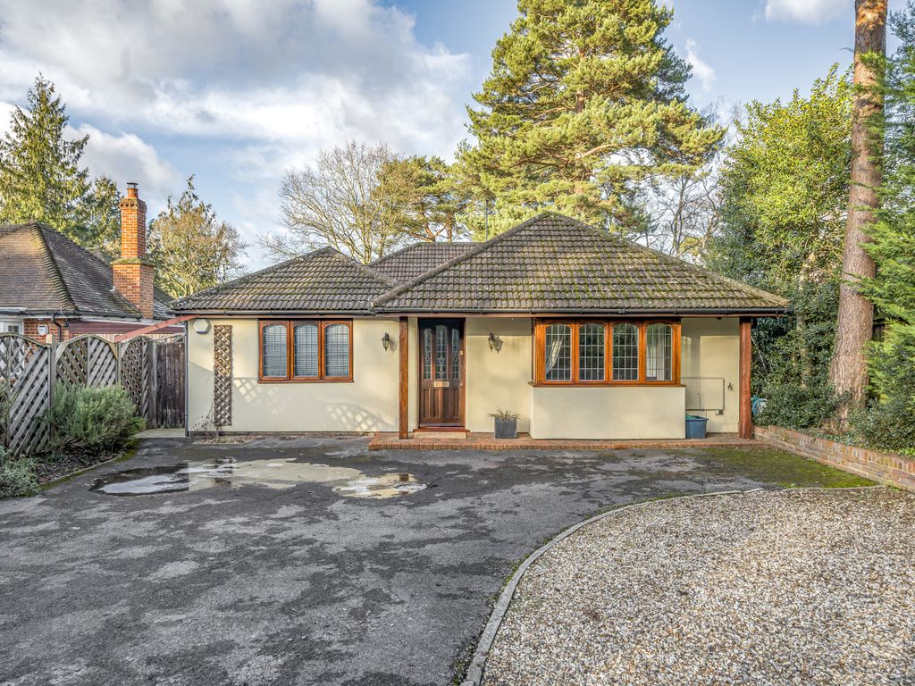 4 bed bungalow for sale in Nine Mile Ride, Finchampstead, Wokingham