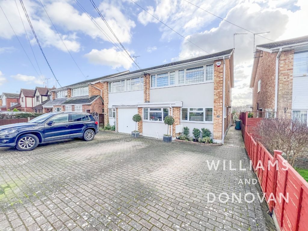 4 bed semidetached house for sale in Orchard Avenue, Hockley SS5, £