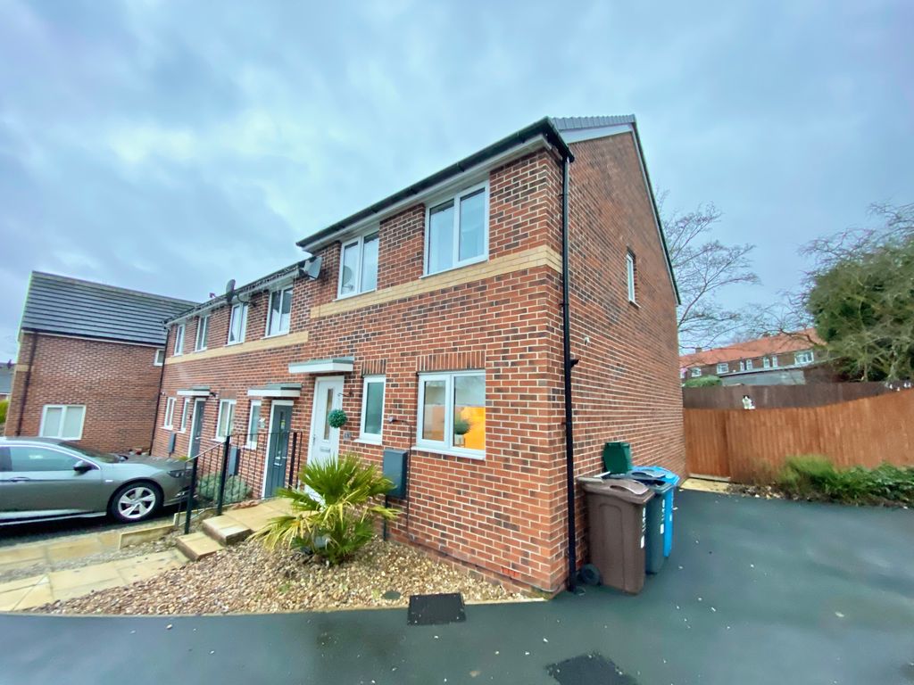 3 bed semidetached house to rent in Greenhurst Crescent, Oldham