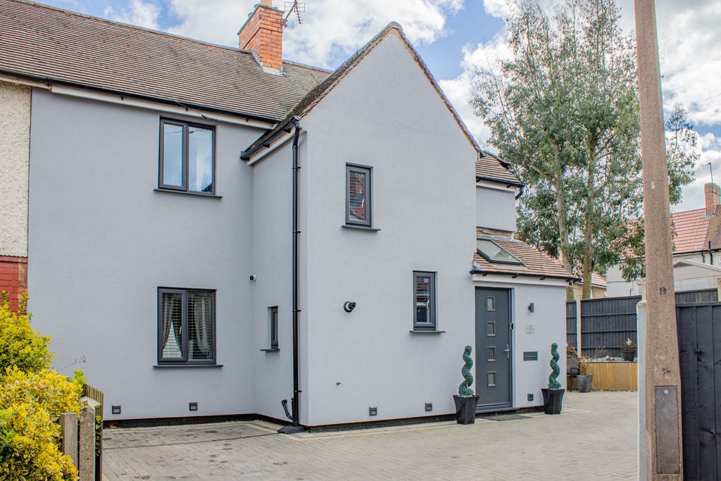 3 bed semidetached house for sale in Farfield Grove, Beeston