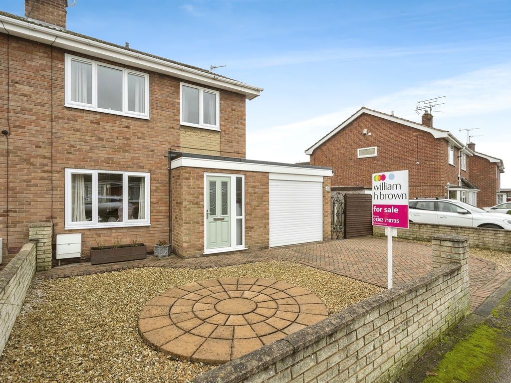 3 bed semidetached house for sale in Saxon Way, Harworth, Doncaster