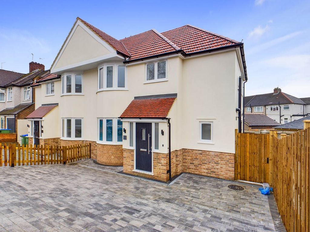 4 bed semidetached house to rent in Buckingham Avenue, Welling, Kent