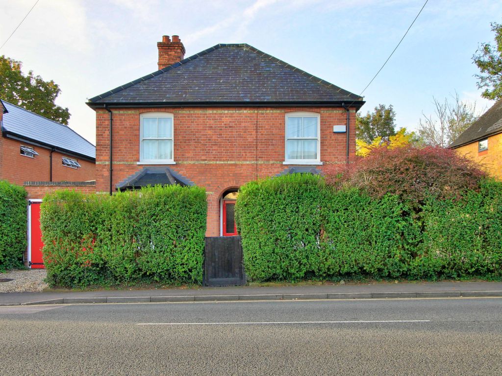 3 bed detached house for sale in London Road, Wokingham RG40, £850,000