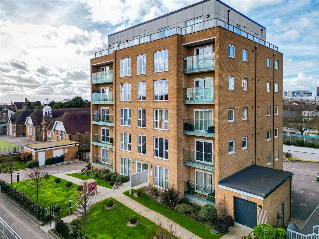 2 bed flat for sale in Southchurch Avenue, SouthendOnSea SS1, £