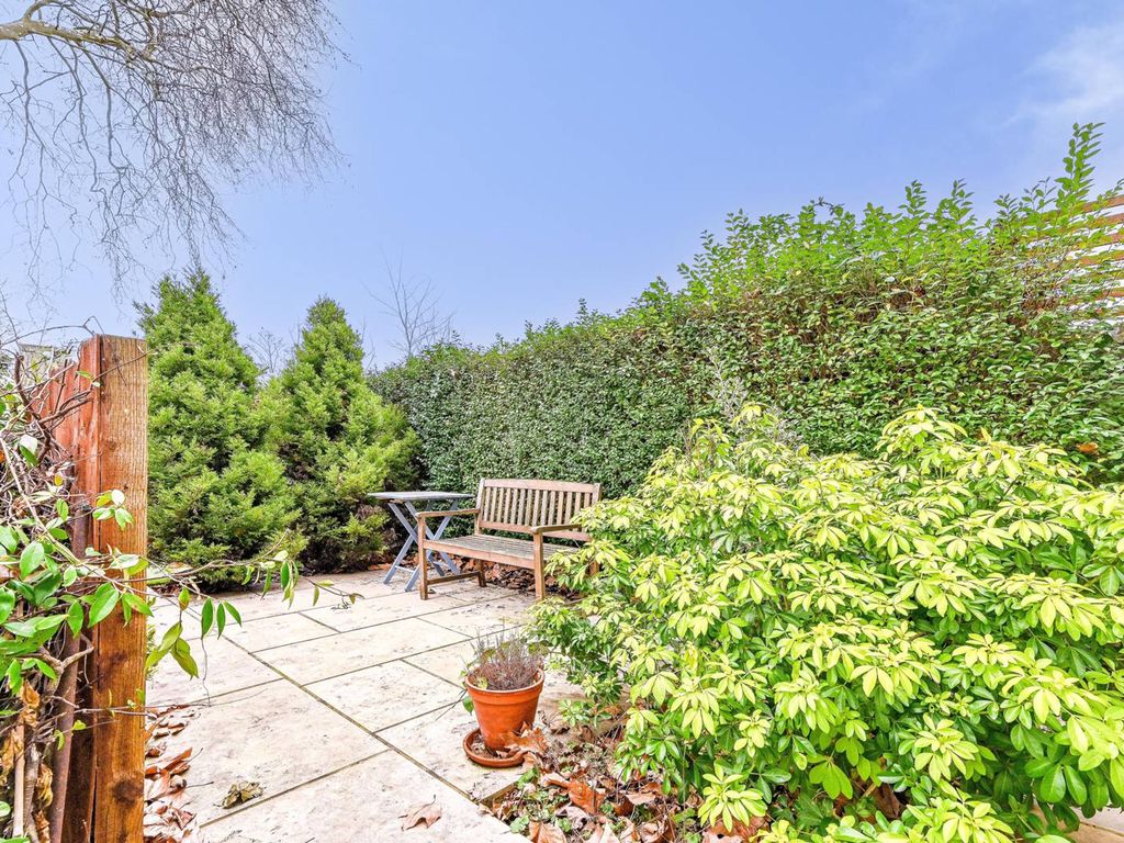 1 bed to rent in Byrne Road, Balham, London SW12, £3,000 pcm