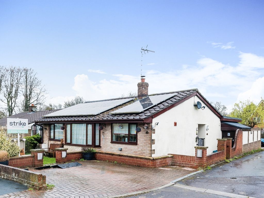 3 bed detached bungalow for sale in Churchill Avenue, Blunsdon, Swindon