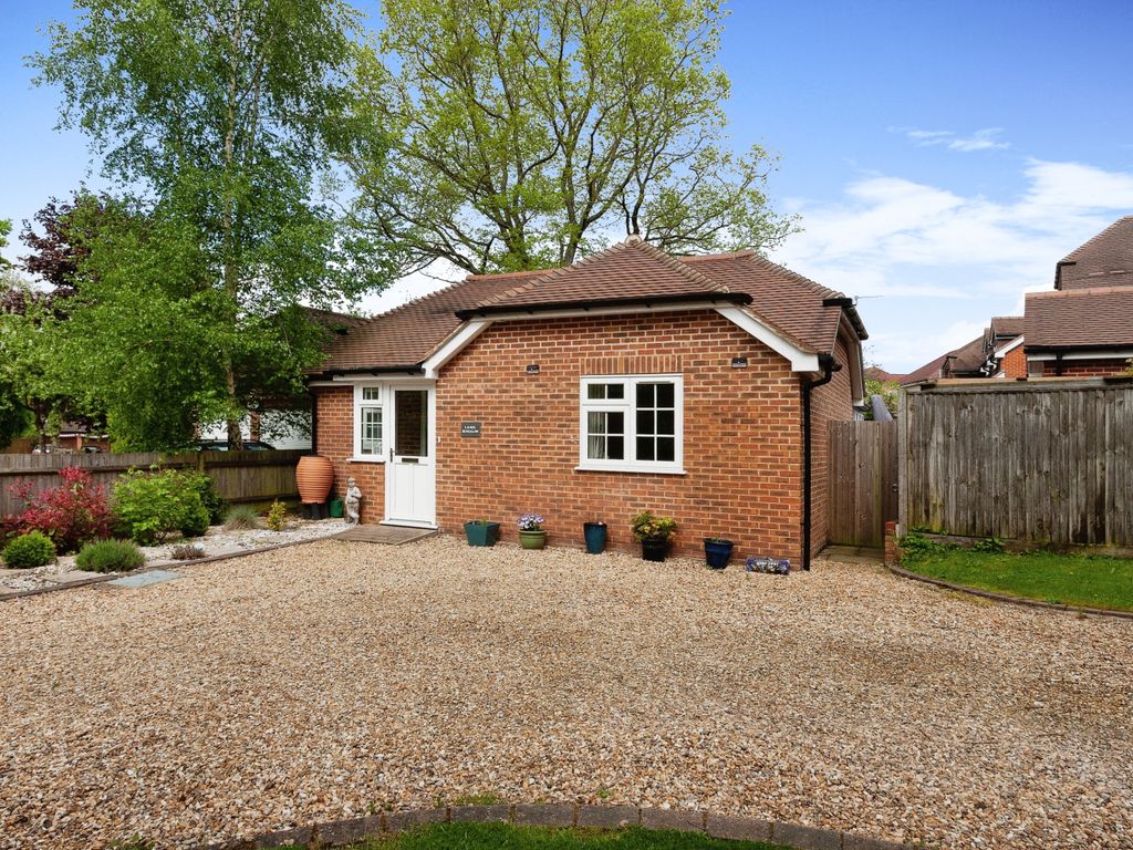 2 bed bungalow for sale in The Orchard, Tadley, Hampshire RG26 Zoopla