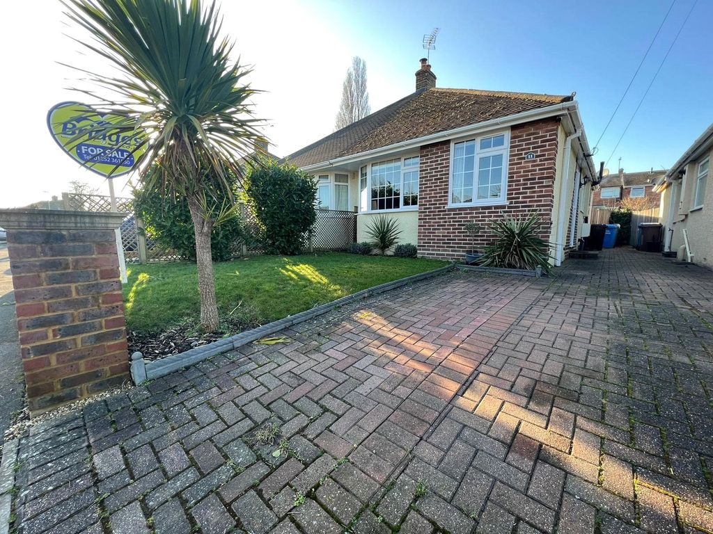 2 bed bungalow for sale in Gillian Close, Aldershot, Hampshire GU12