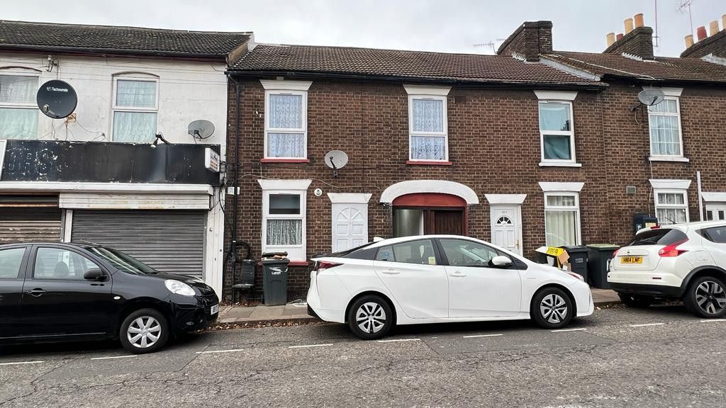 Studio to rent in High Town Road, Luton LU2, £700 pcm - Zoopla