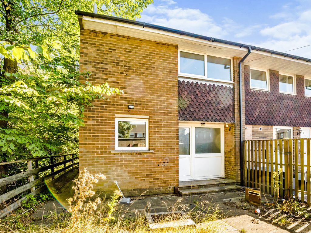 3 bed end terrace house for sale in Sunnyview Crescent, Huddersfield