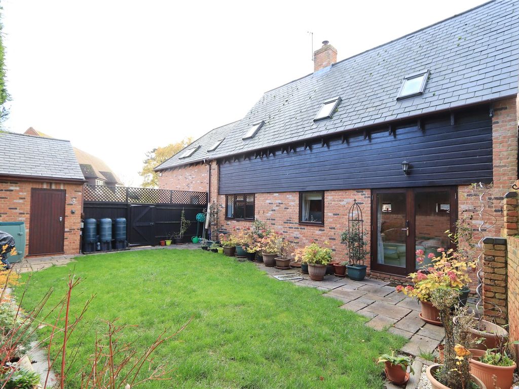4 bed detached house for sale in Waterhouse Close, Newport Pagnell