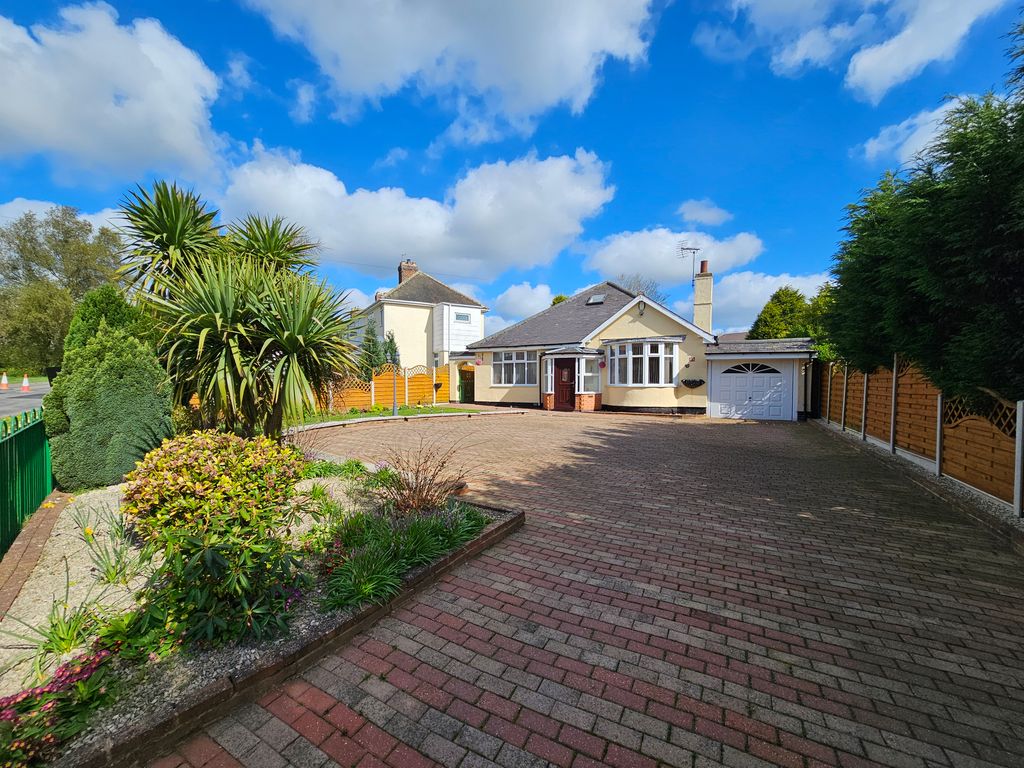 3 bed bungalow for sale in Markfield Road, Ratby, Leicester LE6, £