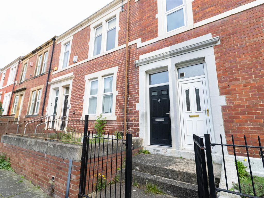 2 bed flat to rent in Eastbourne Avenue, Gateshead NE8, £695 pcm Zoopla