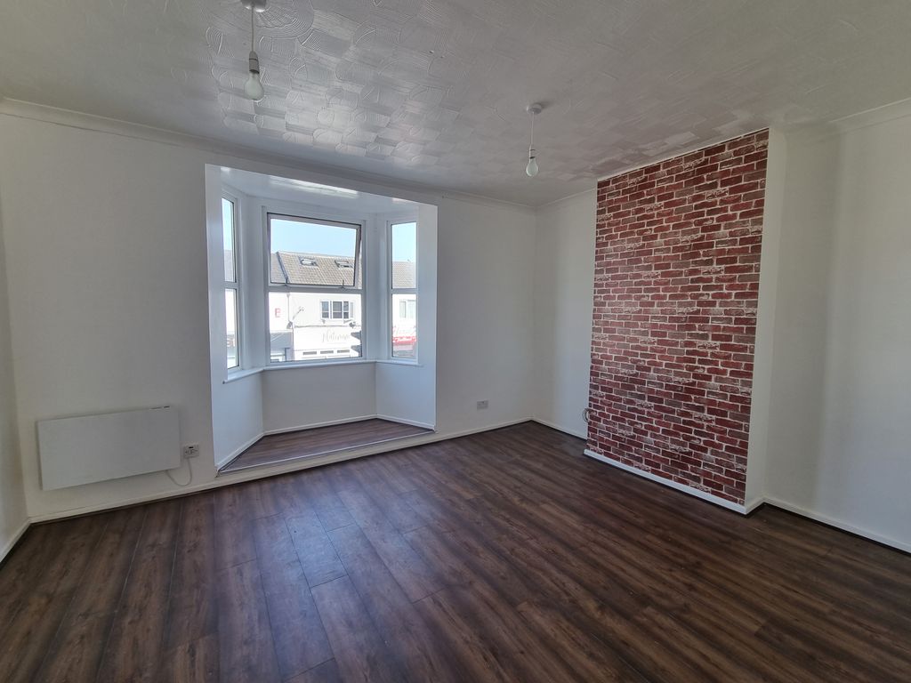 1 bed flat to rent in Cricklade Road, Swindon SN2, £850 pcm Zoopla