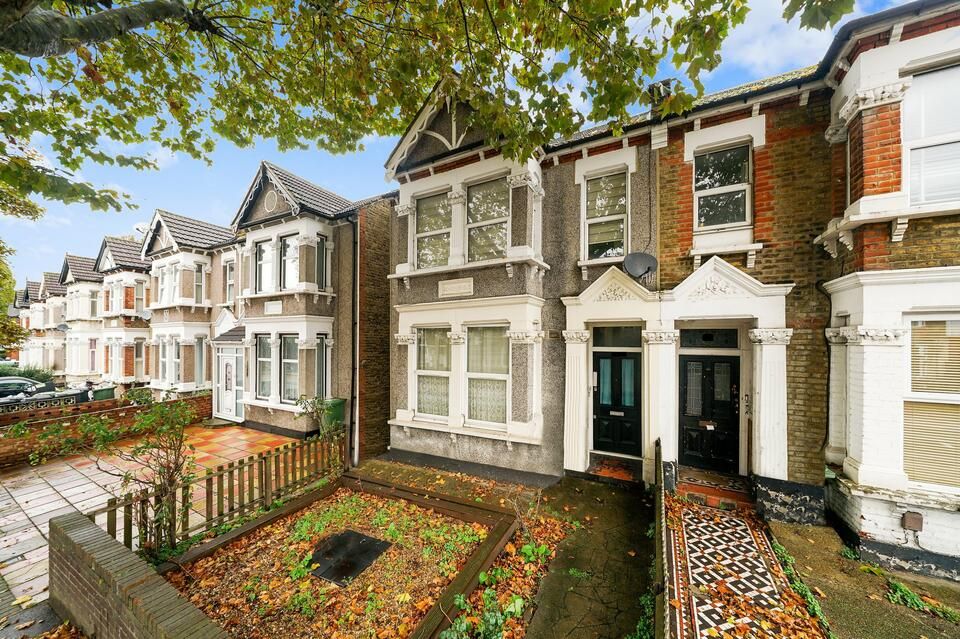 2 bed flat for sale in Brownhill Road, London SE6, £300,000 Zoopla