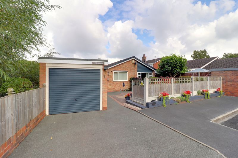 3 bed detached bungalow for sale in Grassmere Hollow, Doxey, Stafford