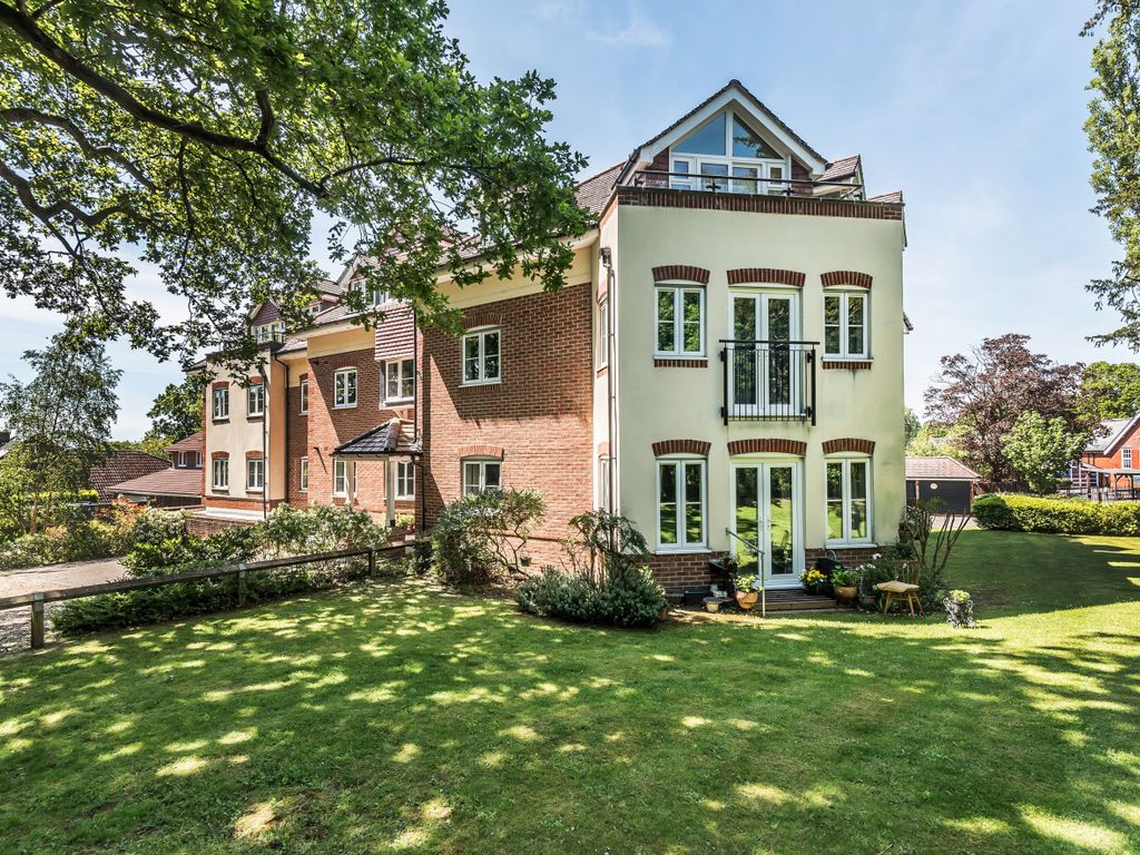 2 bed flat for sale in Winchester Road, Chandler's Ford, Hampshire SO53