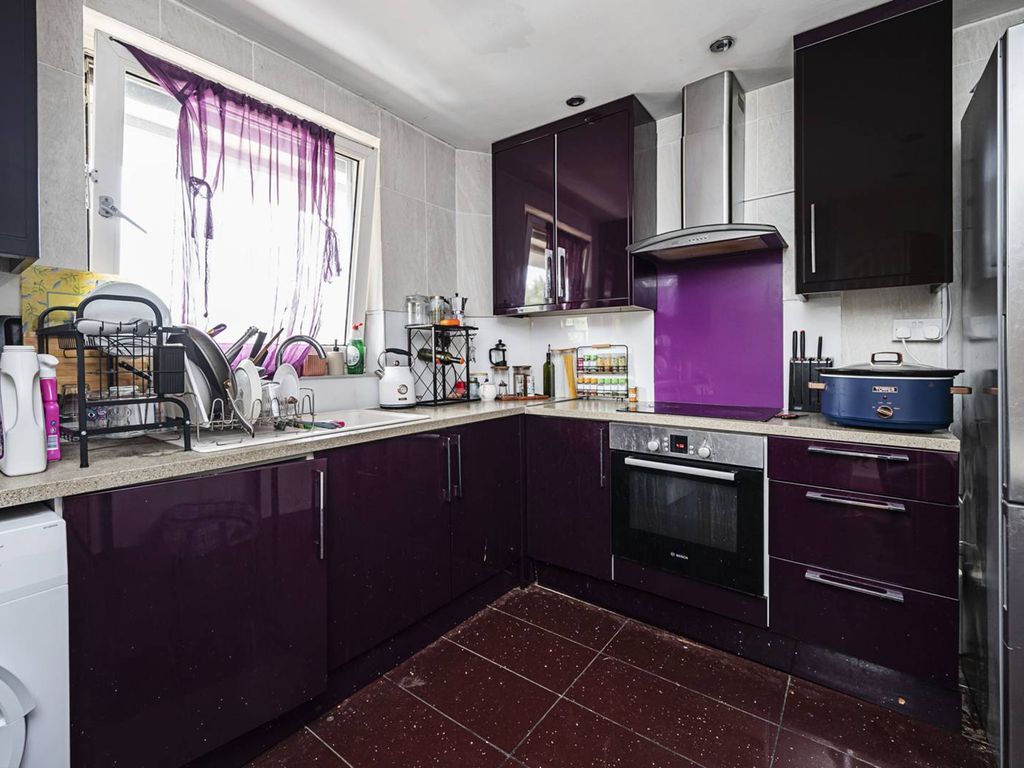 3 bed for sale in Old Ford Road, Bethnal Green, London E2, £