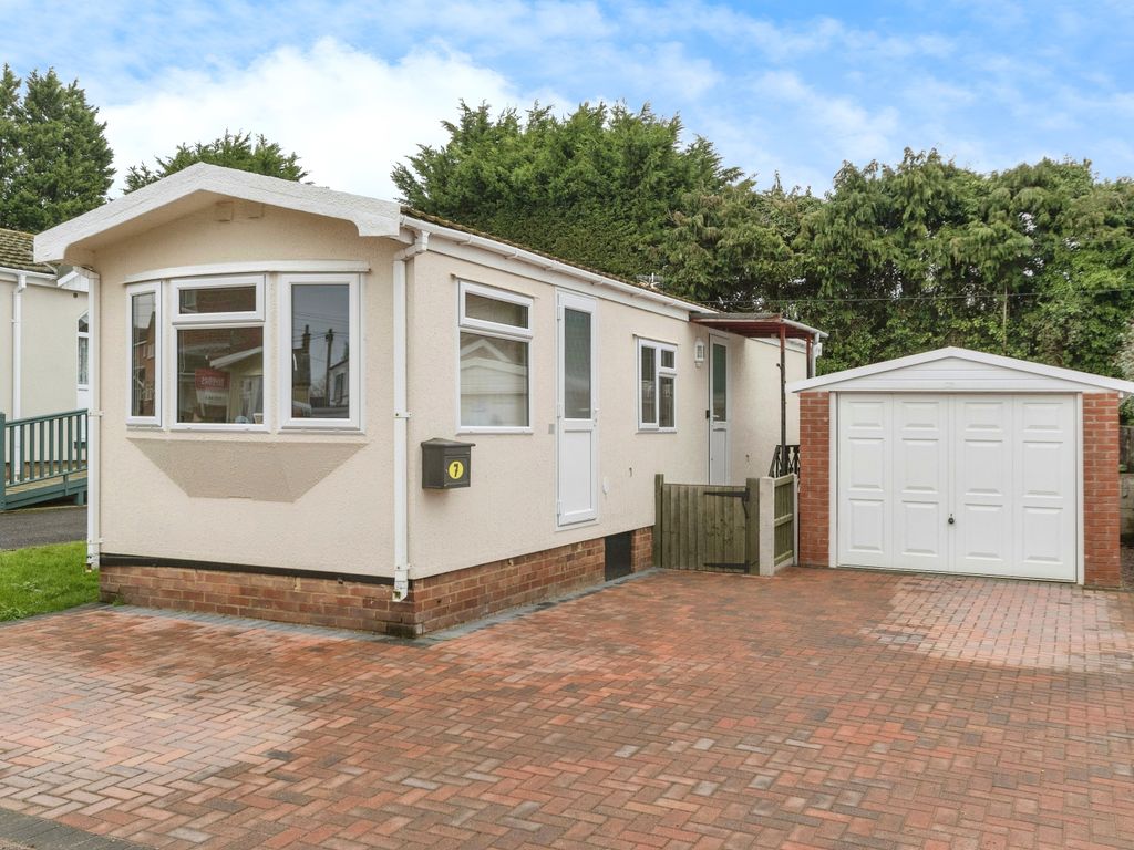 2 bed detached house for sale in Long Close, Henlow, Bedfordshire SG16
