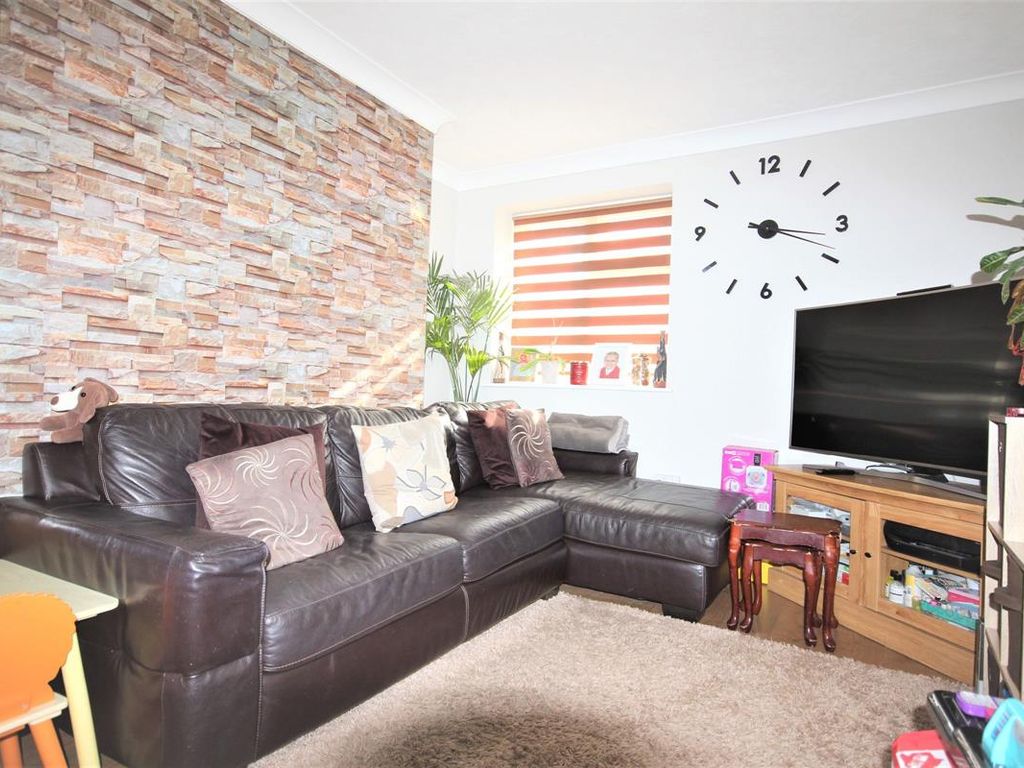 2 bed flat for sale in Bradfield Drive, Barking IG11 Zoopla