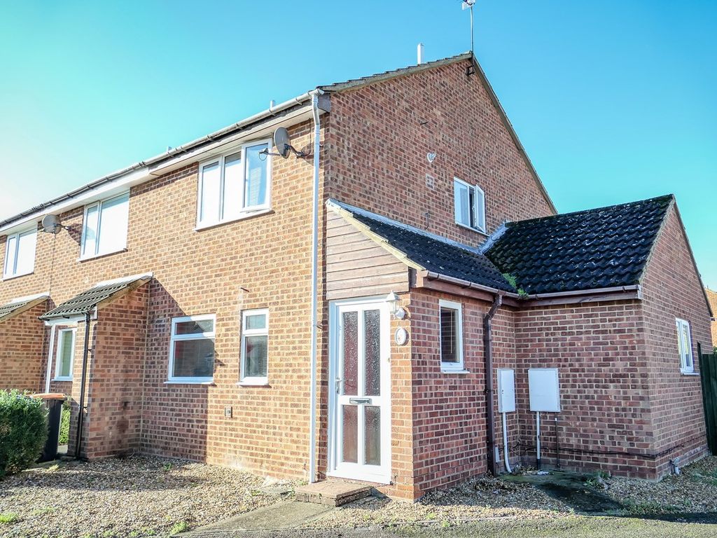 3 bed end terrace house for sale in Gulliver Close, Kempston, Bedford