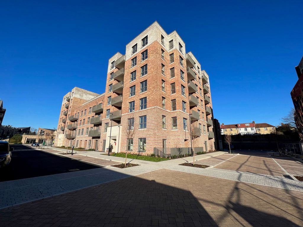 1 bed flat to rent in Bloomsbury Avenue, Southgate N14, £1,700 pcm Zoopla