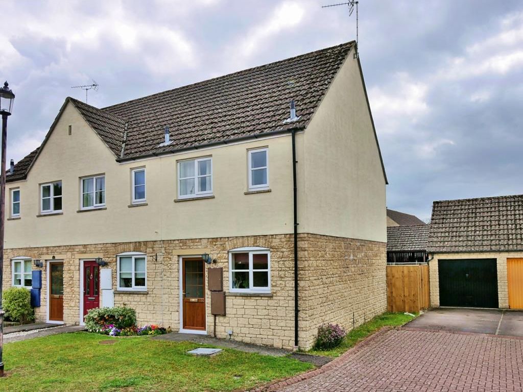 2 bed end terrace house to rent in Perrinsfield, Lechlade GL7, £1,100