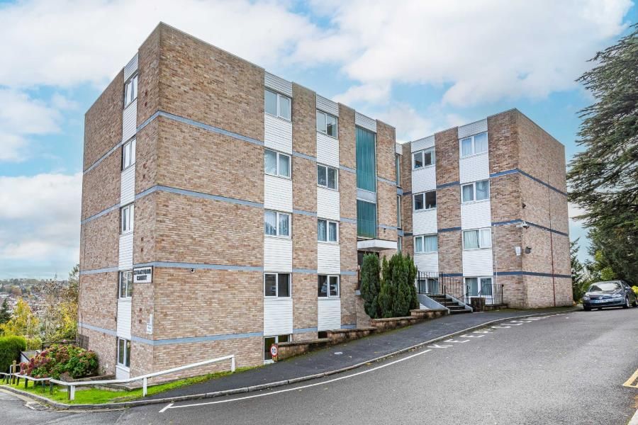 2 bed flat to rent in Westover Gardens, WestburyOnTrym, Bristol BS9
