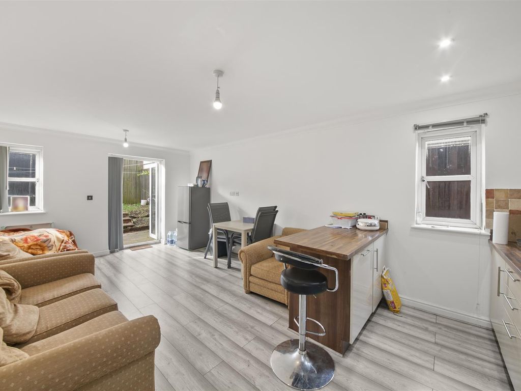 2 bed flat for sale in Vicarage Farm Road, Heston, Hounslow TW5, £