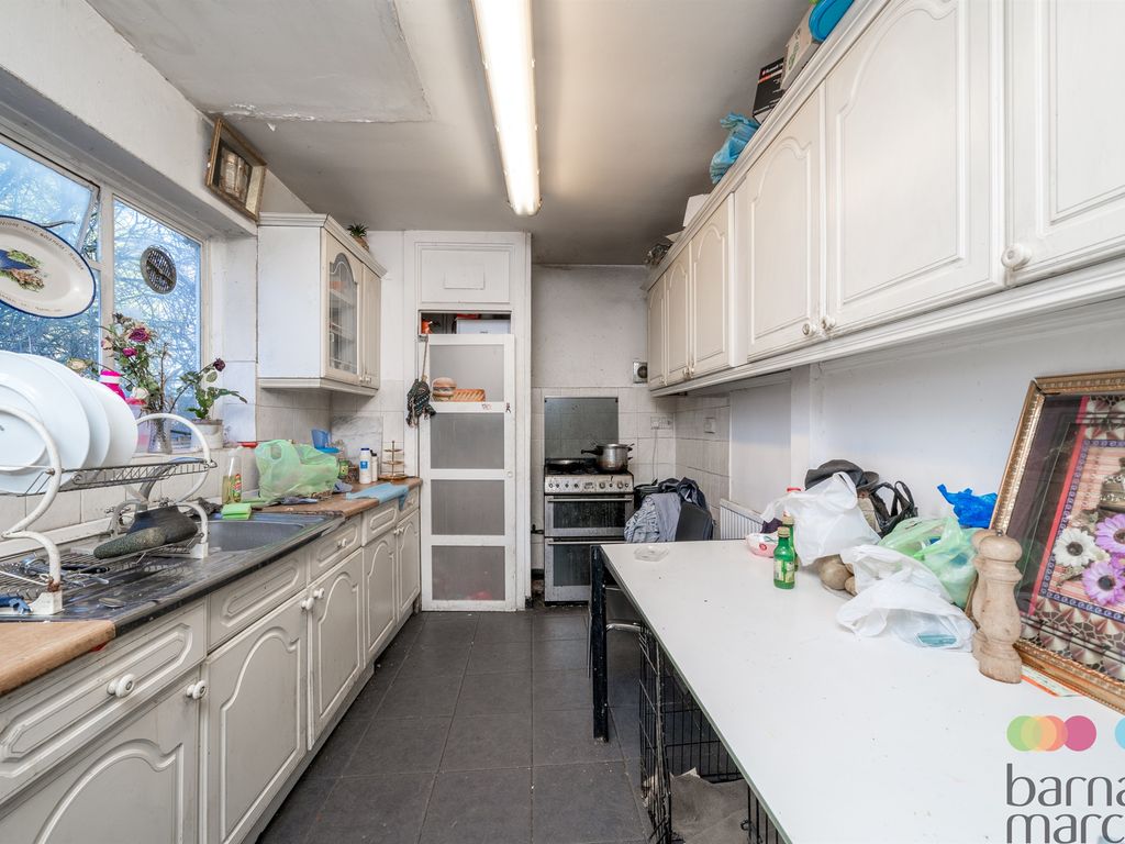 3 bed semidetached house for sale in Crossway, London N12, £550,000