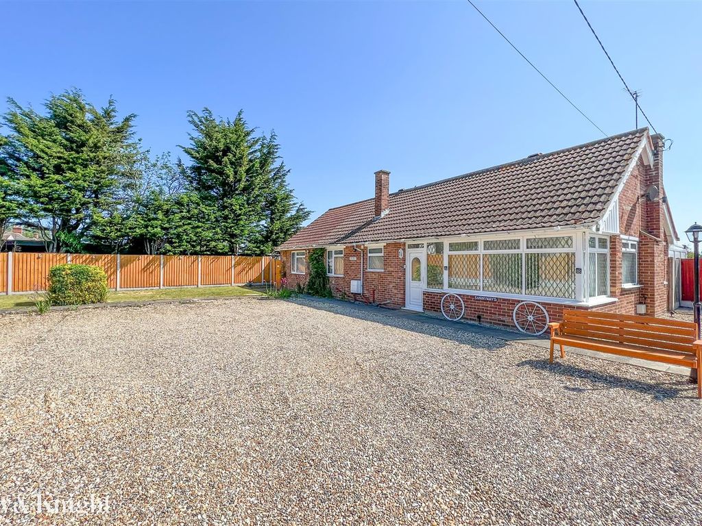4 bed detached bungalow for sale in London Road, Gisleham, Lowestoft