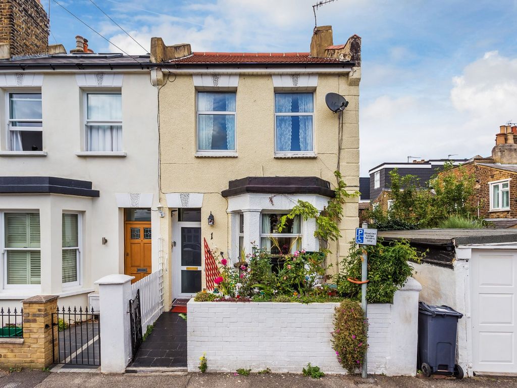 3 bed end terrace house for sale in Granville Road, London SW19, £