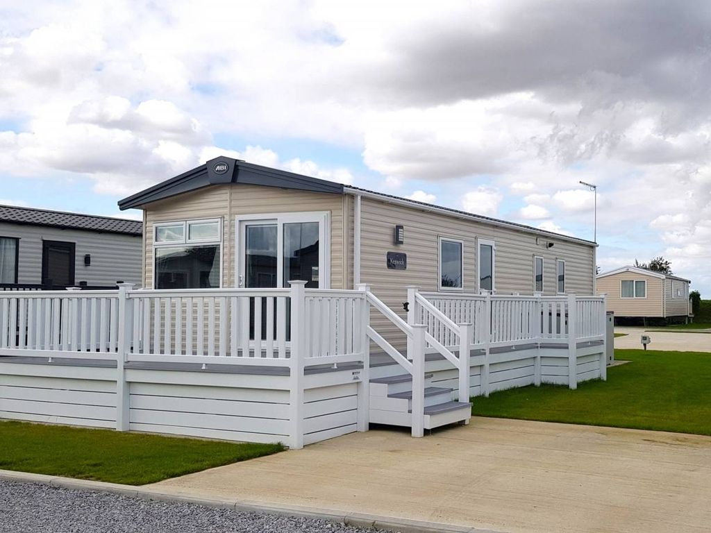 2 bed mobile/park home for sale in Atwick Road, Hornsea HU18, £56,995