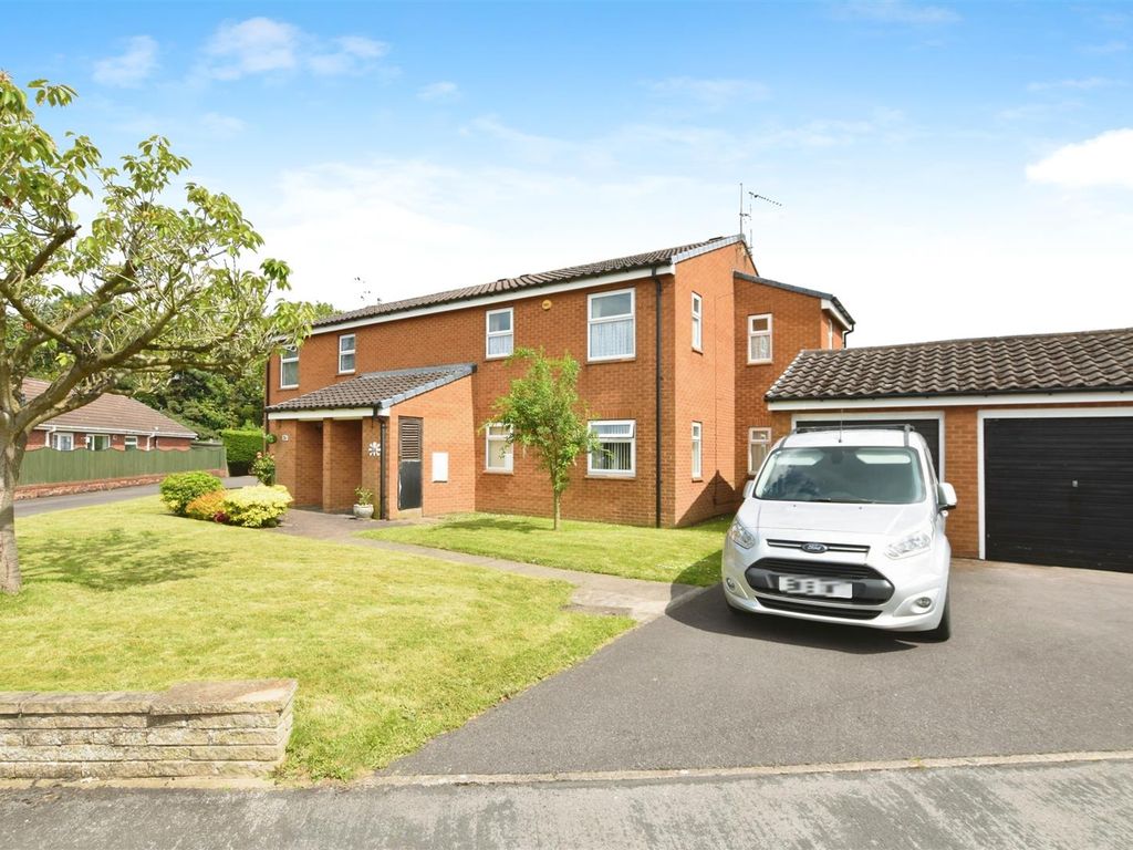 2 bed flat for sale in Glenfield Drive, Kirk Ella, Hull HU10, £135,000