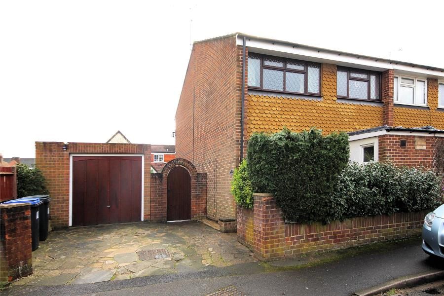 3 bed semidetached house to rent in Gables Close, Kingfield, Woking