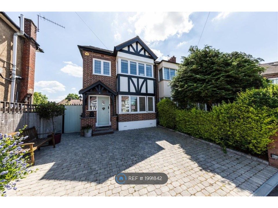 4 bed semidetached house to rent in Brackley Square, London IG8, £