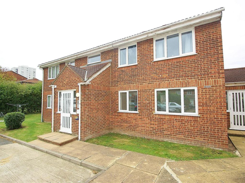 2 bed flat to rent in Conway Gardens, Grays RM17 Zoopla