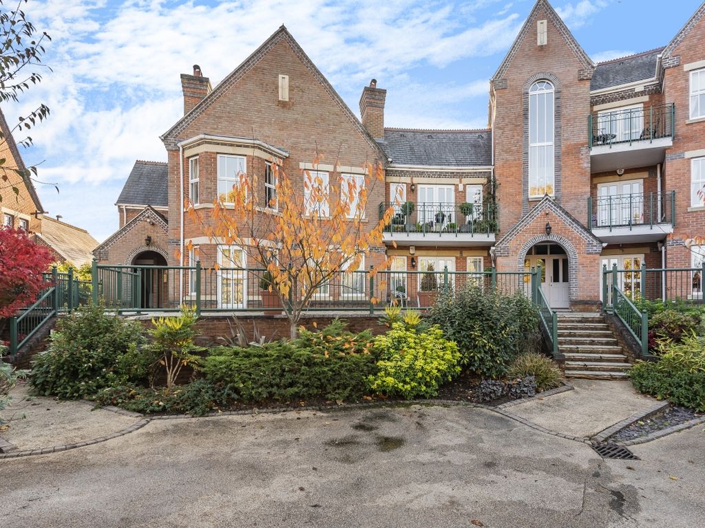 2 bed flat to rent in Palmerstone Court, Virginia Water GU25, £2,000