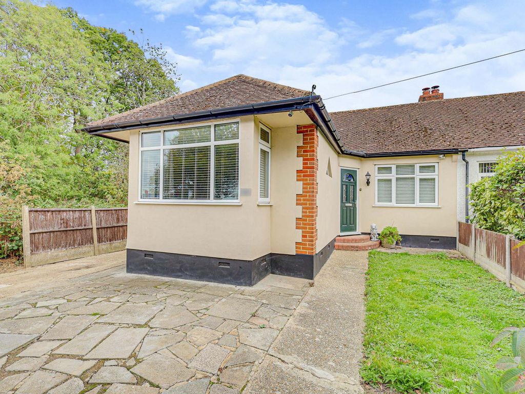 3 bed bungalow to rent in The Fairway, LeighOnSea SS9, £1,600 pcm