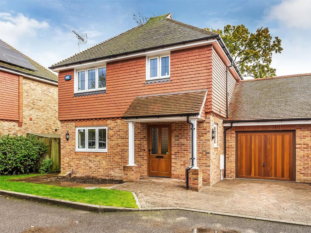 3 bed linkdetached house for sale in Churchill Gardens, Oxted RH8, £