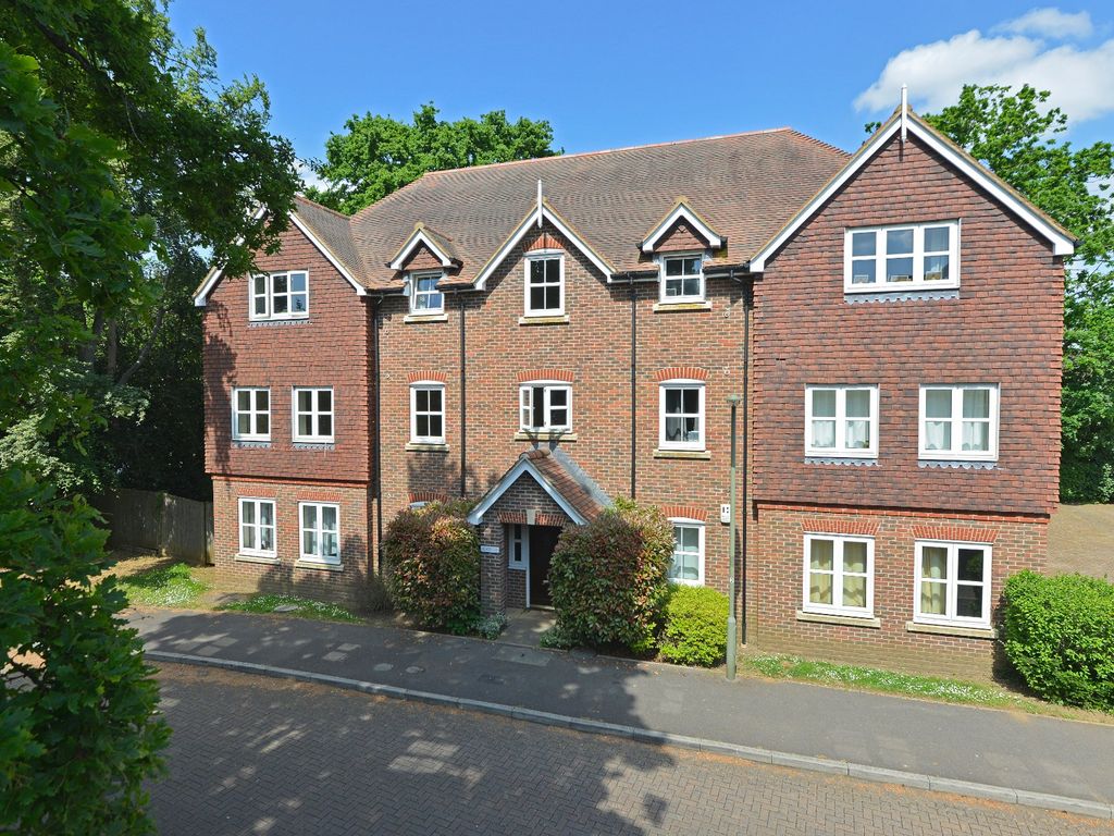2 bed flat for sale in Milford, Surrey GU8, £299,950 Zoopla