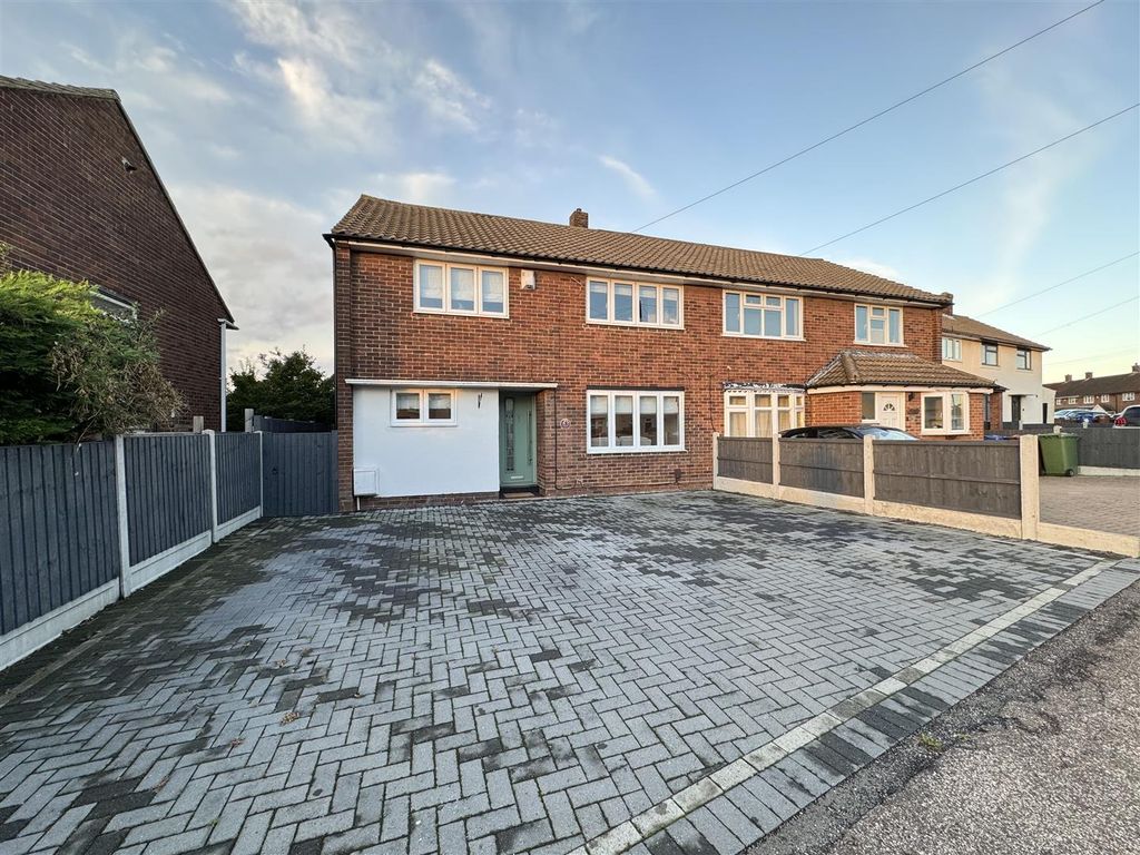 4 bed semidetached house for sale in Abbotts Drive, Corringham