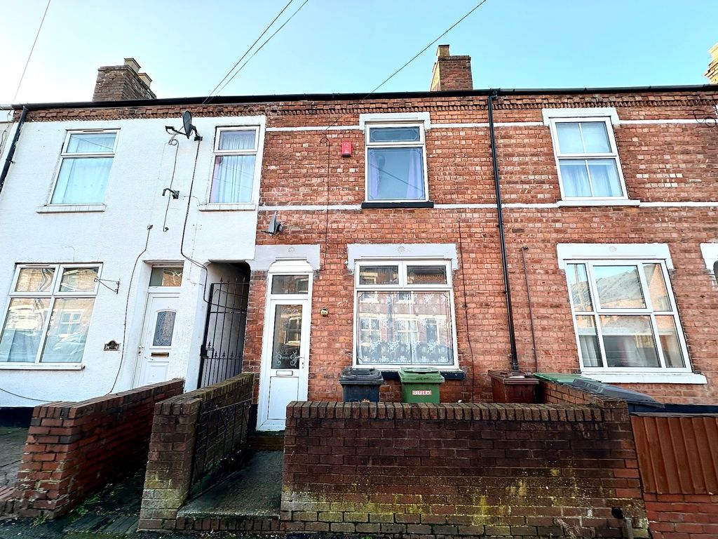 3 bed terraced house to rent in Kimberley Street, Wolverhampton WV3, £