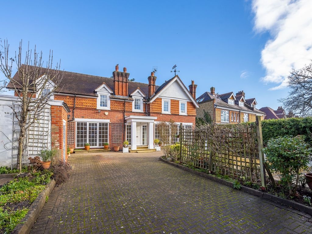 3 bed detached house to rent in Southborough Road, Surbiton KT6, £3,500