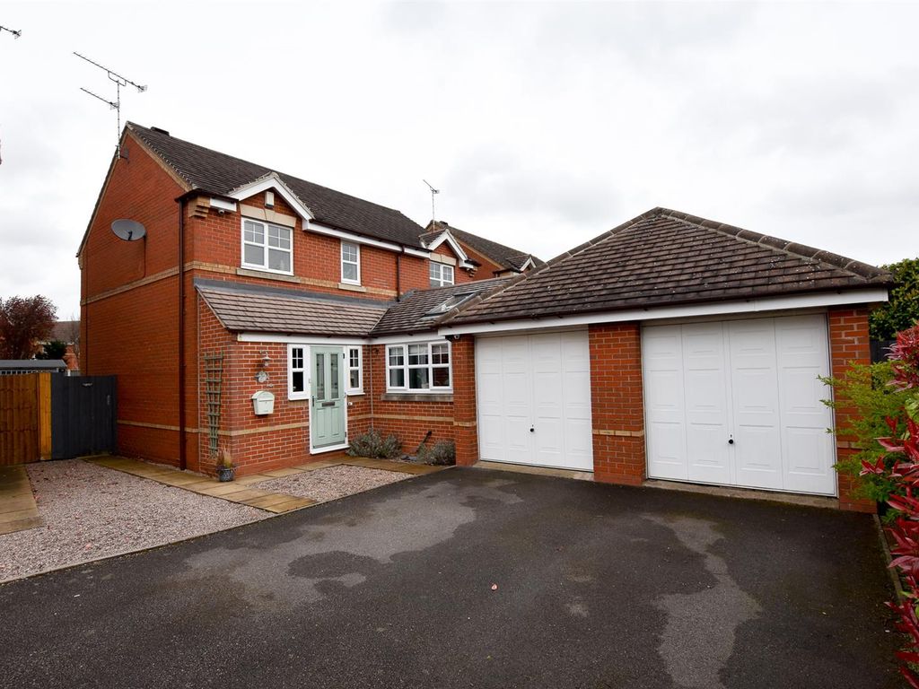 4 bed detached house for sale in Alderholme Drive, Stretton, BurtonOn