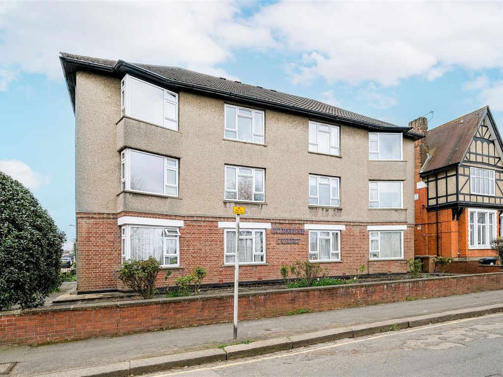 2 bed flat to rent in Fairmead Court Forest Avenue, Chingford E4 Zoopla