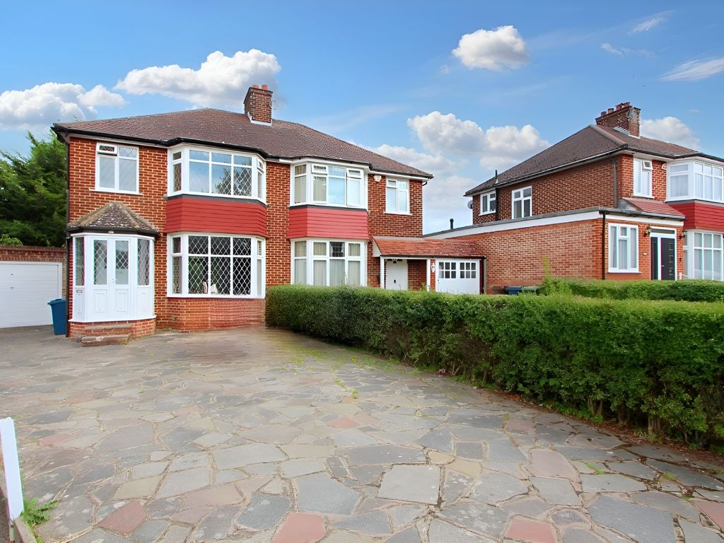 3 bed semidetached house to rent in Home Mead, Stanmore HA7, £2,500