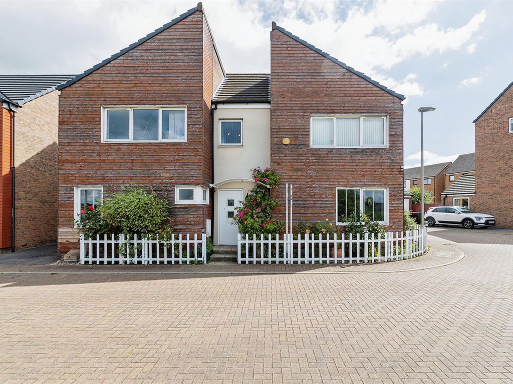 4 bed property for sale in Southwold Crescent, Broughton, Milton Keynes