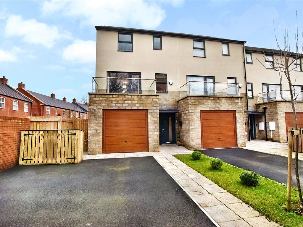 4 bed town house for sale in Stonebridge Vale, Leeds, West Yorkshire